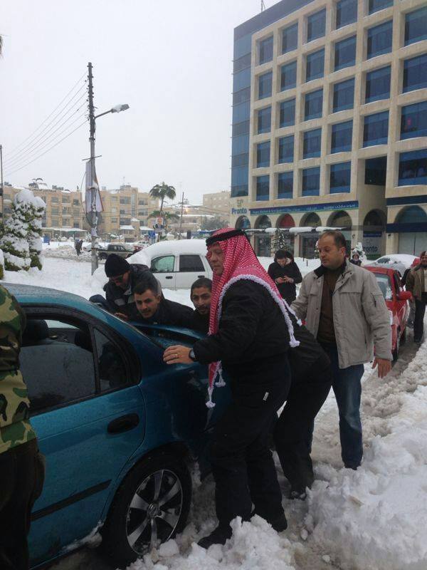 پادشاه اردن در حال هل دادن ماشین (+عکس)