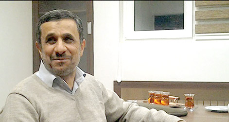 عکس / علامت V احمدی‌نژاد در دفتر جدیدش