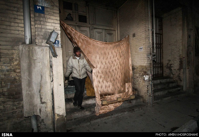 خیابان‌خوابی خانواده ۳نفره در تهران (+عکس)