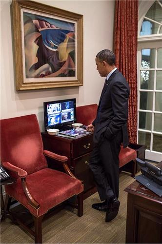 اوباما در حال دیدن گزارش مرگ ماندلا (+عکس)