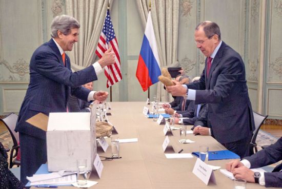 هدیه جالب وزیر خارجه آمریکا به روسیه (عکس)