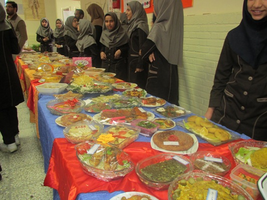 جشنواره غذاهای سنتی درمدرسه دخترانه شاهد زرند برگزار شد