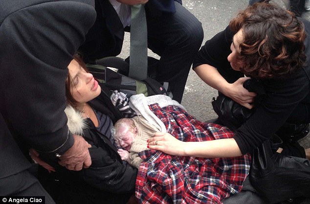 زایمان در خیابان به دلیل بی مهری یک شهروند به همنوع در نیویورک (+تصاویر)