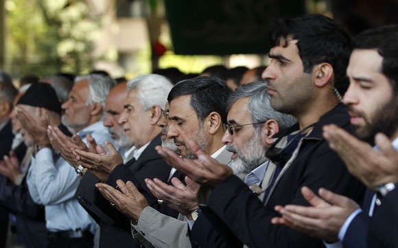 احمدی‌نژاد و الهام در نماز جمعه (عکس)