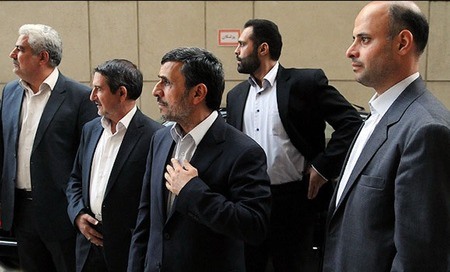 دست به اسلحه شدن محافظ احمدی‌نژاد (عکس)