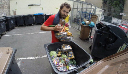 خوردن زباله در اعتراض به اسراف (+عکس)