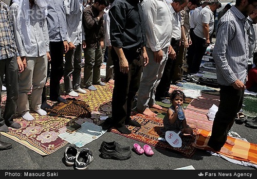 روزه خواری در نماز جمعه تهران! (عکس)