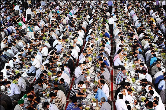 بزرگترین سفره افطاری در ایران (+عکس)