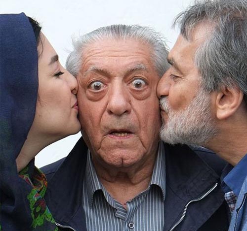 واکنش جالب عزت اله انتظامی به بوسه نوه و پسرش (عکس)