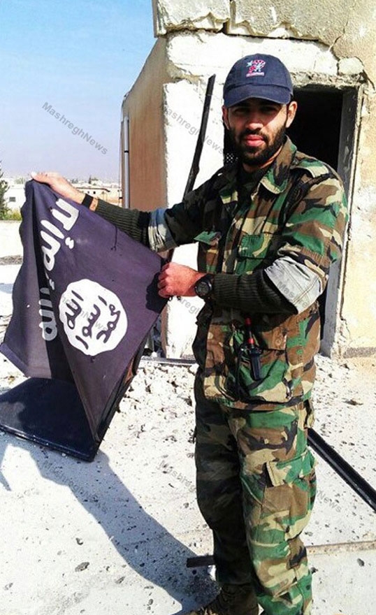 یک ایرانی پرچم “داعش” را پایین کشید (+عکس)
