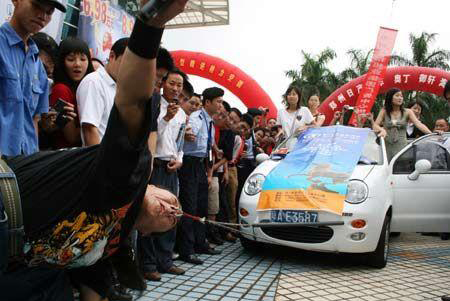 مردی که با بینی خود ماشین را جابجا می کند! (+عکس)