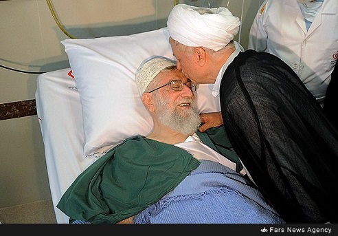 عکس: عیادت هاشمی و احمدی نژاد از رهبری