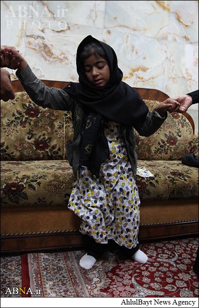 شفا یافتن دختر معلول در حرم مطهر امام حسین(ع) (+عکس)