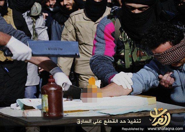 قطع دست متهم با ساطور در ملاء عام توسط داعش (+تصاویر)
