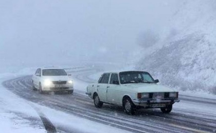 بارش سنگین برف در محورهای کرمان/ همراه داشتن زنجیر چرخ الزامی است