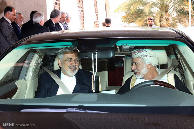 رانندگی وزیر خارجه عمان در کنار ظریف / عکس