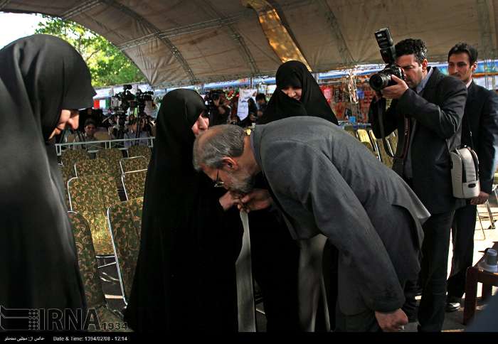بوسه علی لاریجانی بر دستان همسر شهید مطهری! (عکس)