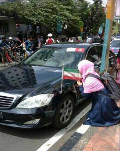 بوسه دختر اندونزیایی بر پرچم ایران +عکس
