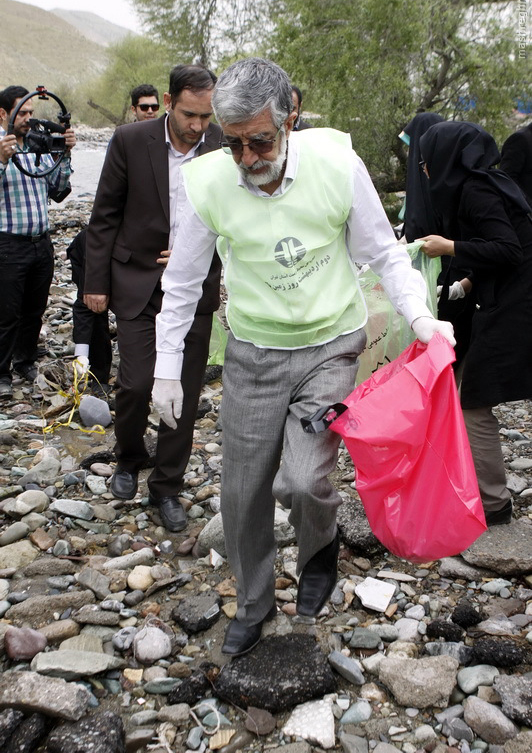حداد عادل زباله‌ مردم را جمع کرد (عکس)