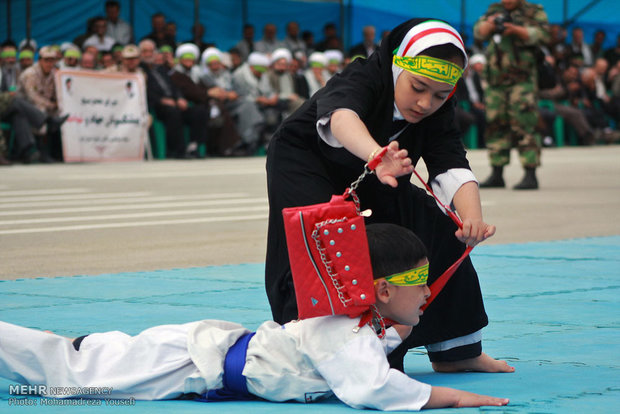 دفاع شخصی به شیوه دختر چادری (عکس)