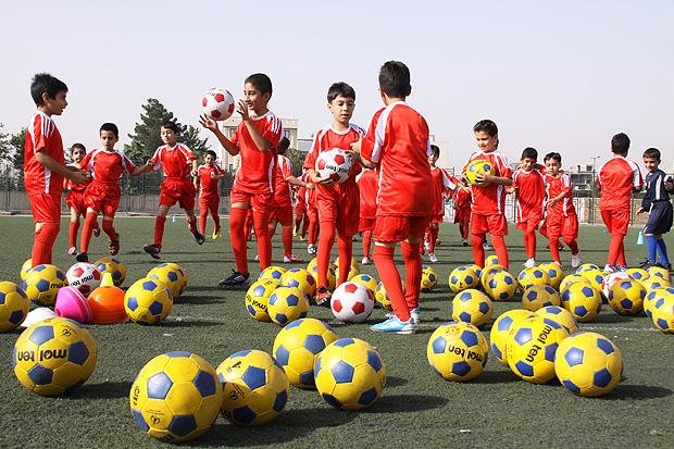 مدارس فوتبال و فوتسال بدون مجوز در کرمان تعطیل می شوند