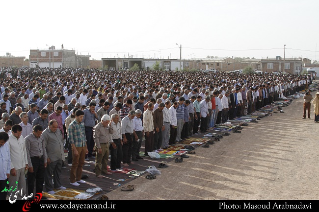 نماز عید سعید فطر در زرند برگزار شد (+گزارش تصویری)