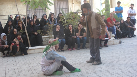 اجرای تئاتر خیابانی در زرند (+تصاویر)
