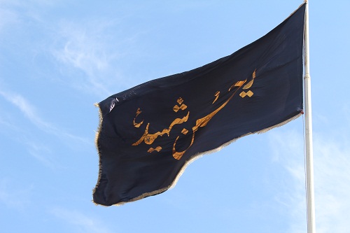 پرچم عزای امام حسین (ع) در مجتمع کک سازی و قطران زرند به اهتزاز درآمد