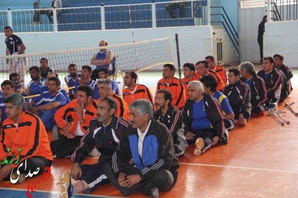 آئین افتتاحیه مسابقات والیبال نشسته استان کرمان در زرند برگزار شد (+تصاویر)