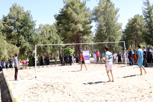 افتتاح اولین زمین والیبال ساحلی و محوطه بازی دارت در پارک شهید زرند (+تصاویر)