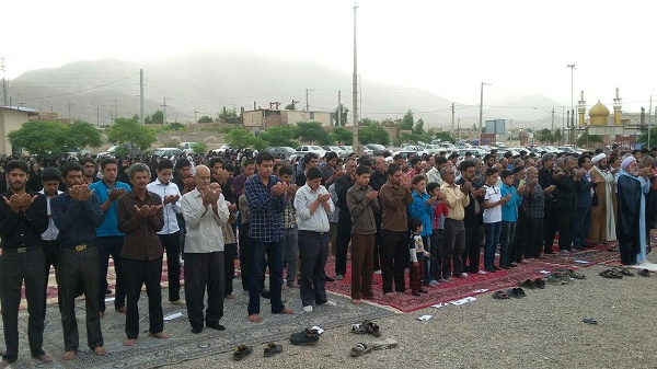 نماز عید سعید فطر در ریحانشهر زرند اقامه شد (+تصاویر)