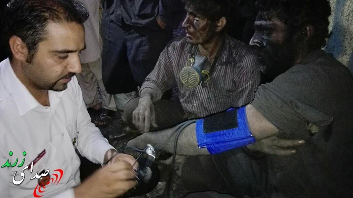 نجات ۲ نفر از کارگران معدن زغالسنگ کوهبنان (+تصاویر)