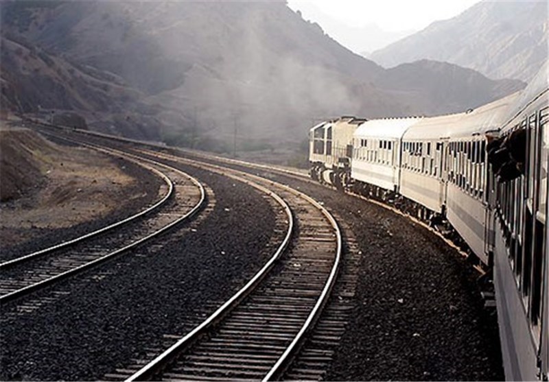 تاخیر ۸۰ دقیقه‌ای حرکت قطار زرند – مشهد، مسافران را حیران و سرگردان نمود