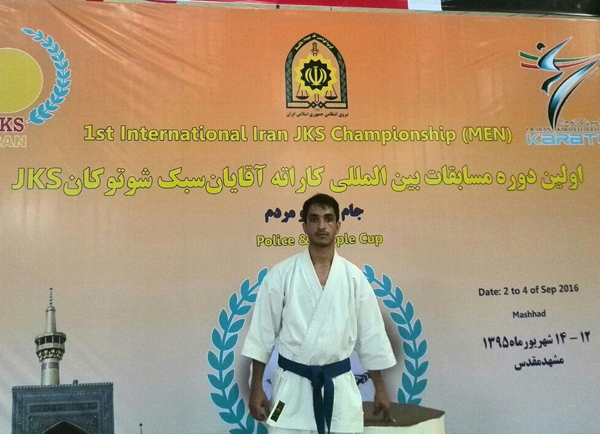 یونس رستمی کاراته‌کار زرندی قهرمان مسابقات بین المللی کاراته شوتوکان در مشهد شد
