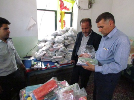 توزیع ۷۰۰ بسته لوازم‌التحریر بین نیروهای شهرداری زرند