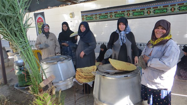 گزارش تصویری از پخت نان محلی صلواتی برای عزاداران حسینی توسط بانوان شهرستان زرند