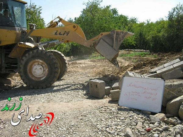 تخریب ۱۳ مورد ساخت و سازهای غیرمجاز در روستای باب تنگل زرند/ پلمپ ۲۳حلقه چاه آب غیر مجاز در شهرستان زرند در سال جاری