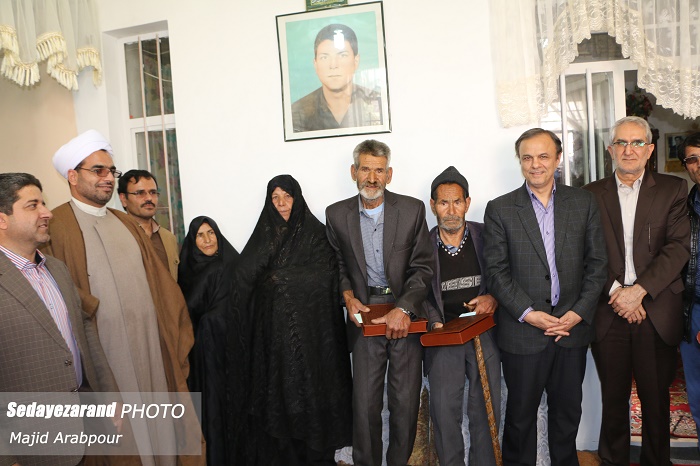 استاندار کرمان با چهار خانواده شهدای روستای جرجافک زرند دیدار کرد