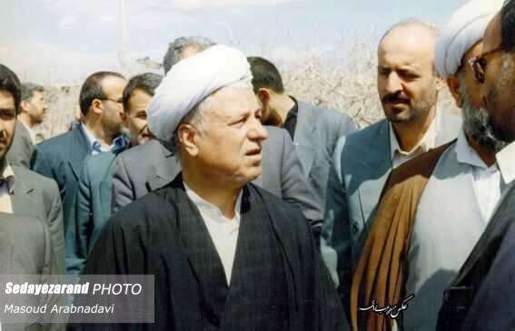 عکس/ حضور هاشمی رفسنجانی در مناطق زلزله زده زرند در سال ۸۳