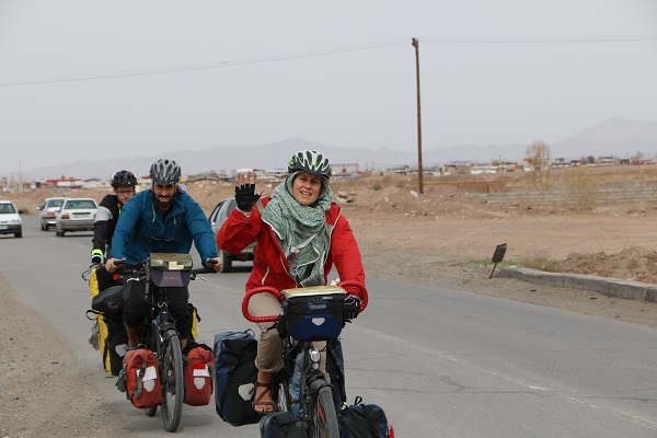 حضور گردشگران دوچرخه‌سوار خارجی در ایام نوروز ۹۶ در زرند (+تصاویر)