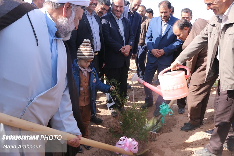 مراسم روز درختکاری در زرند برگزار شد/ کاشت درخت توسط مسئولان و دانش آموزان