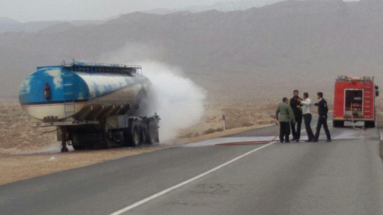آتش سوزی تانکر بنزین در محور زرند به راور
