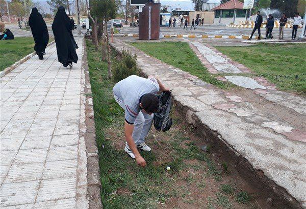 پاکسازی پارک شهید زرند توسط دوستداران محیط زیست/ توزیع ۵هزار کیسه جمع آوری زباله در بین شهروندان