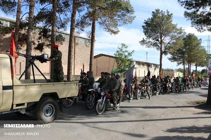 رژه موتوری بسیجیان سپاه پاسداران در زرند برگزار شد