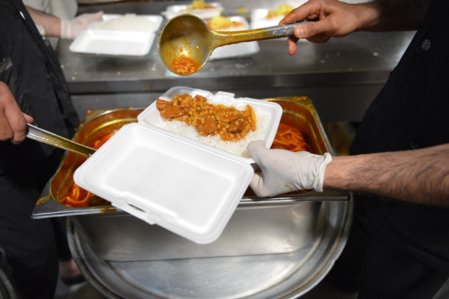در ۲۱ نقطه شهرستان زرند برای کمک به نیازمندان غذای گرم توزیع می شود