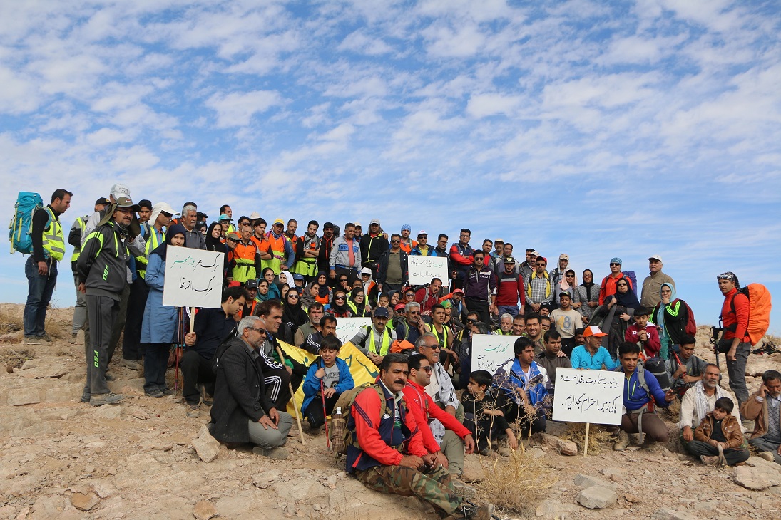 کوهپیمایی کوهنوردان رفسنجانی به کوه سرخ در اعتراض به احداث غیرکارشناسانه‌ی معدن