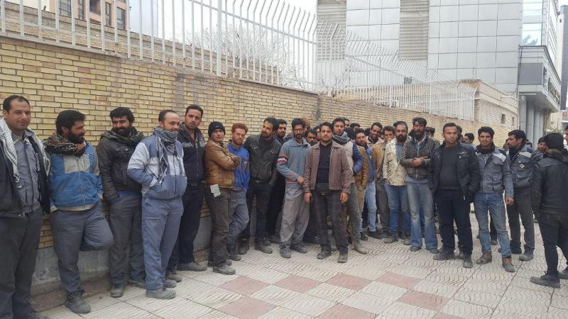 جمعی از کارگران فولاد زرند به وضعیت استخدامی ها در این شرکت گلایه دارند