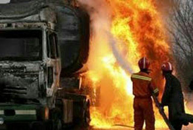 آتش سوزی تانکر حامل سوخت در جاده زرند به راور