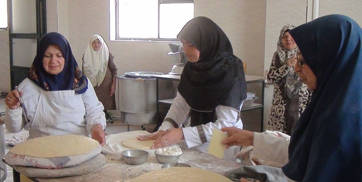 پخت ۳ هزار قرص «نان محلی کرمانی» برای سیل‌زدگان+تصاویر