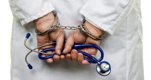 دکتر قلابی در جیرفت بازداشت شد / درآمد روزانه ۸ میلیون تومانی متهمان!